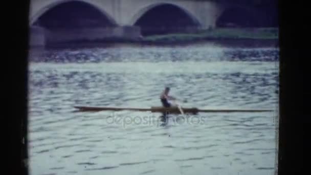 Hombre flotando en canoa — Vídeo de stock