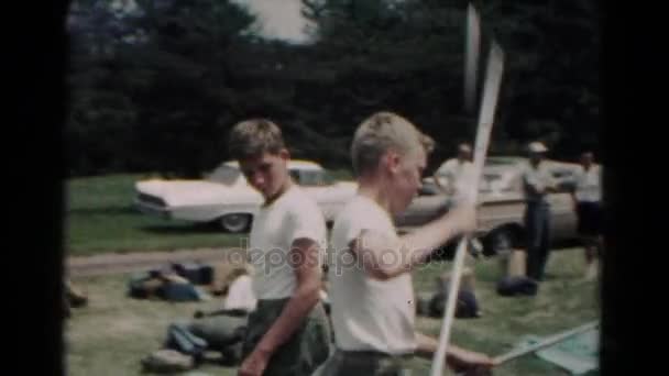 Boy scouts ophangen van tenten — Stockvideo