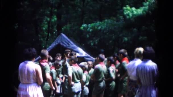 Groupe de boy scouts debout — Video