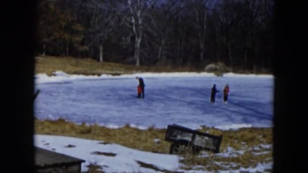 Kinderen met ouders schaatsen — Stockvideo