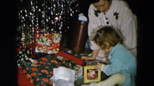Mädchen mit Mutter spielt Weihnachtsspielzeug — Stockvideo