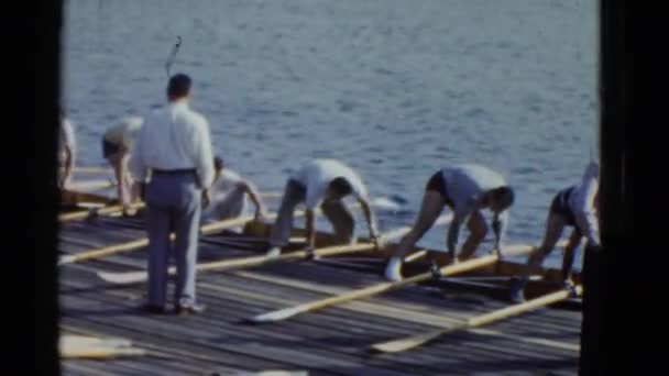 Uomini che fanno esercizio nautico — Video Stock