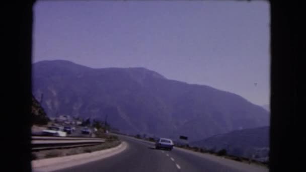 Наблюдение за дорогами и горами — стоковое видео