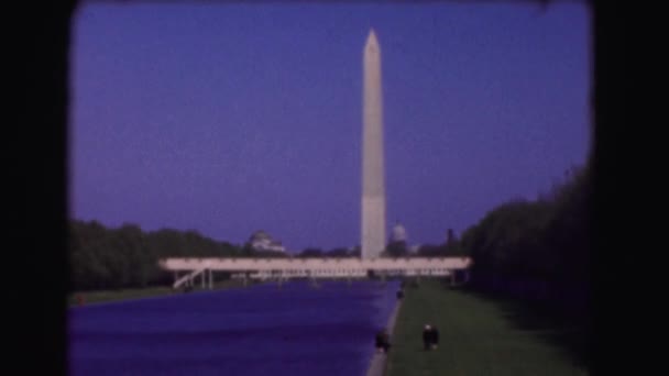 观察的公共池塘和纪念碑的视图 — 图库视频影像