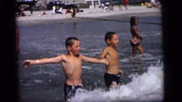 Niños jugando con olas — Vídeo de stock