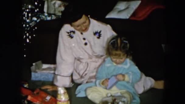 Menina com a mãe jogando brinquedo de Natal — Vídeo de Stock