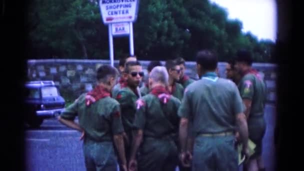 Gruppo di boy scout in piedi — Video Stock