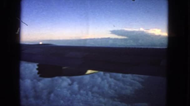 Pozorování letadla křídla a mraky — Stock video