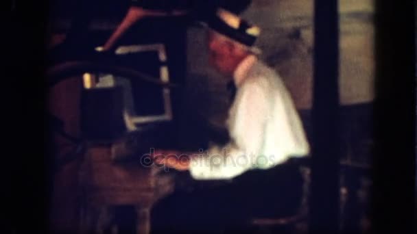 Ο άνθρωπος παίζει πιάνο στη σκηνή — Αρχείο Βίντεο