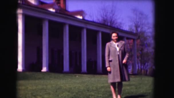 Женщина стоит перед зданием — стоковое видео
