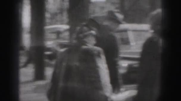 Iki kadın ve erkek car yakınındaki — Stok video