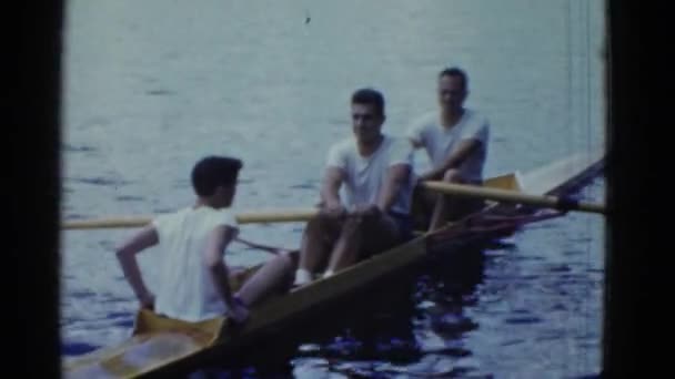 Hombres flotando en canoa — Vídeo de stock