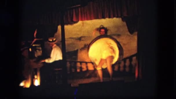 Девушка танцует на сцене — стоковое видео
