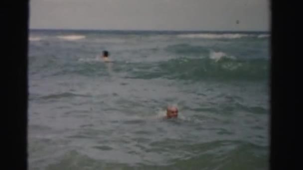Okyanusta yüzmeye insanlar — Stok video
