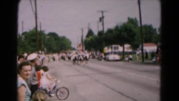 Mensen kijken naar parade — Stockvideo