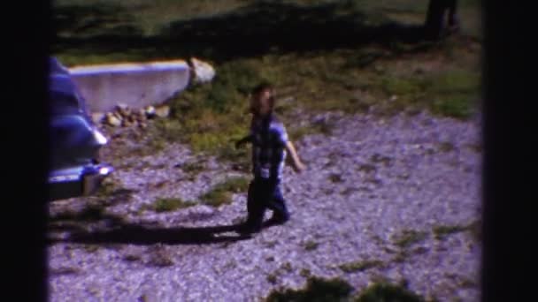 Car yakınındaki yolda yürüyen çocuk — Stok video