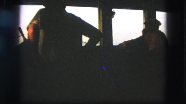 Καπετάνιος στέκεται κοντά στο τιμόνι — Αρχείο Βίντεο