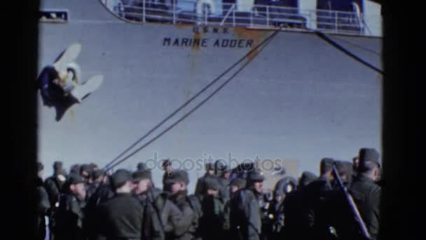 穿军装的士兵站在码头上 — 图库视频影像