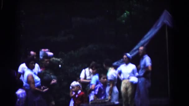 Gruppe von Menschen, die in der Nähe von Zelten stehen — Stockvideo