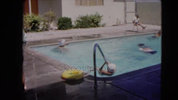 游泳，在游泳池里的人 — 图库视频影像