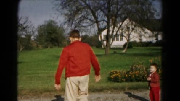 Хлопчик грає з дитини на відкритому повітрі — стокове відео