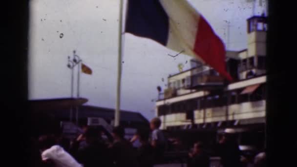 Internationale Flaggen auf dem Platz — Stockvideo