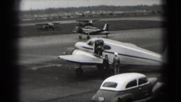 Menschen kommen aus dem Flugzeug — Stockvideo