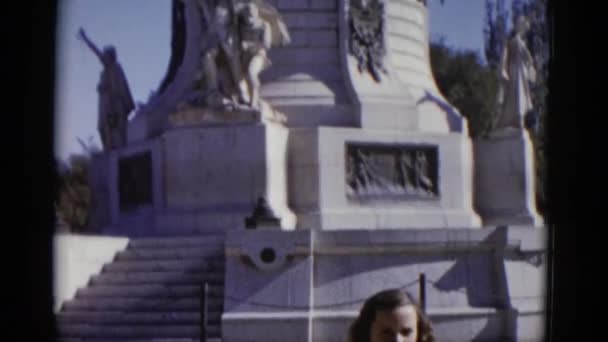 Женщина стоит рядом с памятником — стоковое видео