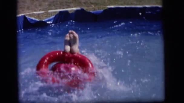 Niño jugando en la piscina — Vídeos de Stock