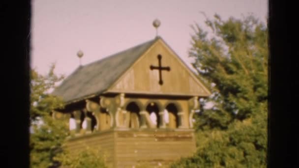 Pequeña iglesia de madera con cementerio — Vídeos de Stock