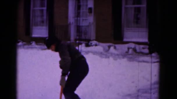 Menino removendo empurrar neve — Vídeo de Stock