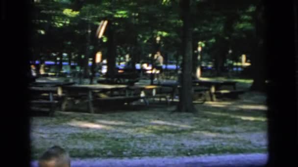 Niños corriendo en el parque — Vídeo de stock