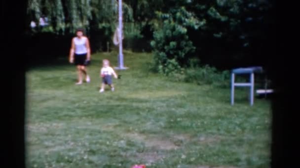 Woman with kid walking on lawn — Stock Video