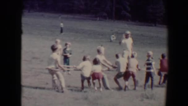 Les gens jouent au remorqueur de guerre — Video