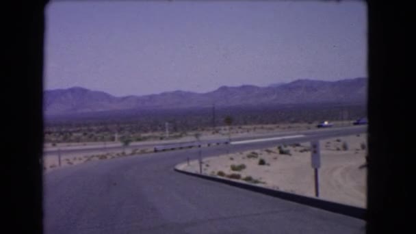 Observación de la carretera y las montañas — Vídeos de Stock