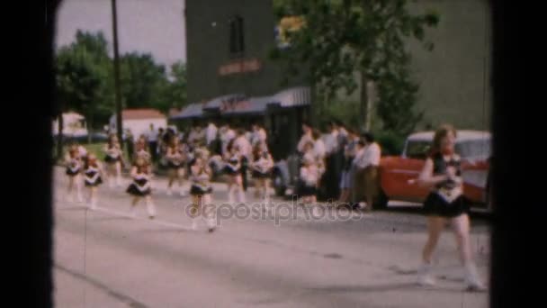 Cheerleaders desfile movendo-se ao longo da rua — Vídeo de Stock