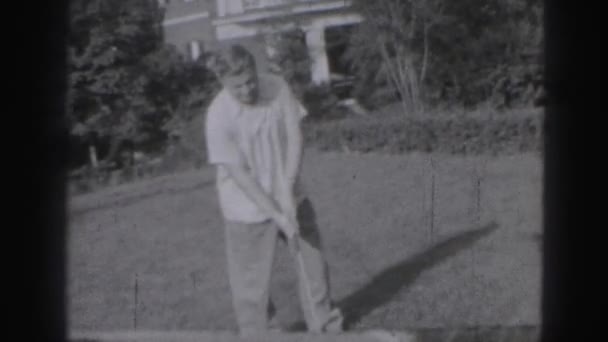 Homme jouant au golf — Video