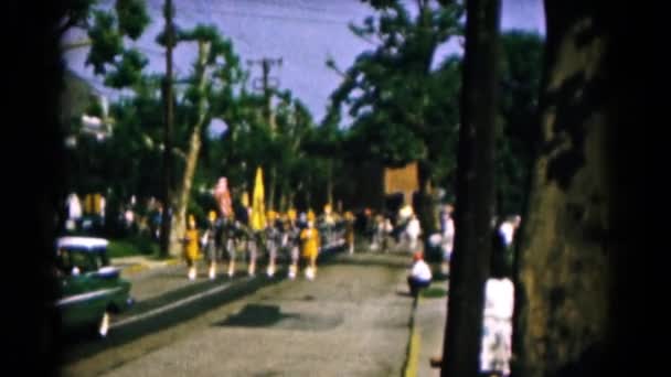 Desfile festivo en la calle de la ciudad — Vídeos de Stock