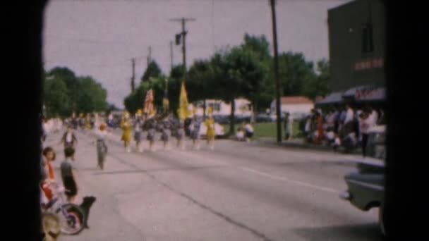 Feestelijke parade op stad straat — Stockvideo