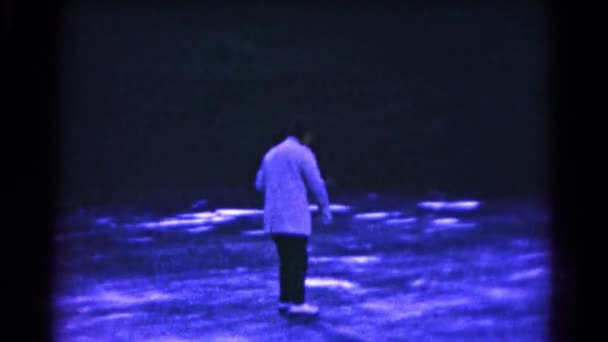 Poika luistelee jäällä — kuvapankkivideo