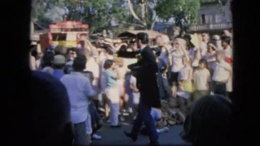 Kalabalık adam işaret silah