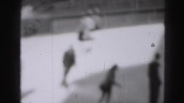 İnsanlar buzda kayıyor.