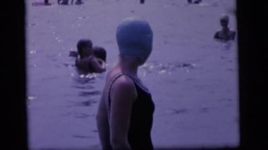 Nehirde Yüzme insanlar