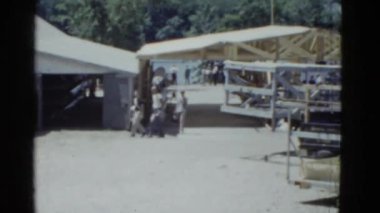 Sokakta yürüyen insanlar