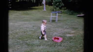 plastik kapağı ile oynayan çocuk