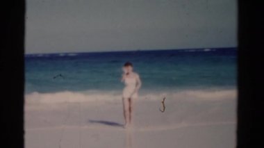 okyanus yürüyen kadın