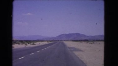 Yol ve tepelerin görünümünü gözlemleyerek 