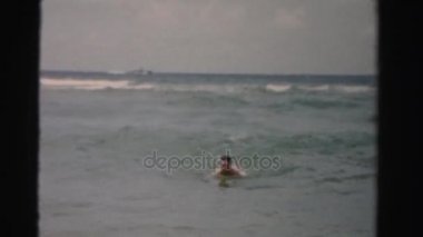 Okyanusta yüzmeye erkekler