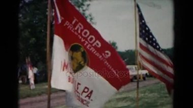 renkli bayrakları rüzgarda çırpınan