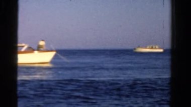 Deniz yüzeyi beyaz deniz araçları